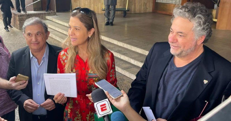 Leila Pereira, presidente do Palmeiras, ao lado de Julio Casares, presidente do São Paulo, em reunião sobre criação da liga
