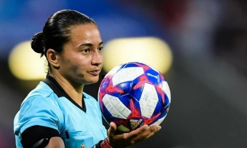 Edina Alves Batista, 41 anos, integra o quadro de árbitros da FIFA desde 2016.