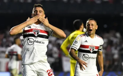 Com golaço de Pablo Maia, São Paulo derrota o Internacional por 2 a 0 no Morumbi