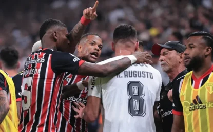 Terá punição? De isqueiro a tênis, juiz relata objetos jogados por torcida do Corinthians