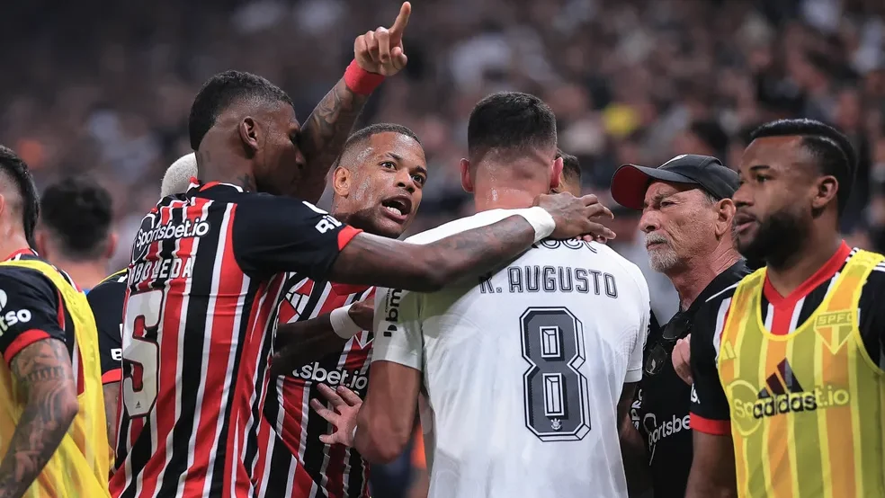 Houve confusão após o gol de Luciano, pelo São Paulo