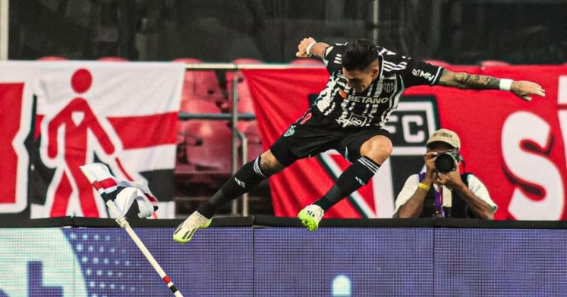 Pavón chutou a bandeirinha no Morumbi