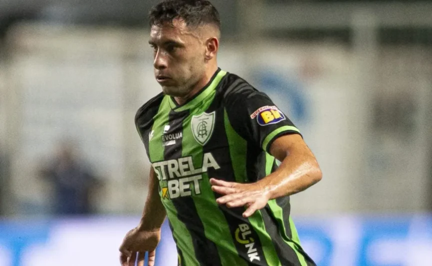 Alessandra Torres/AGIFEmmanuel Martinez jogador do America-MG durante partida contra o Botafogo no estadio Independencia pelo campeonato Brasileiro A 2023.