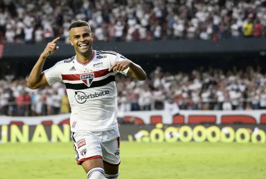 Alisson comemora gol do São Paulo diante do Corinthians