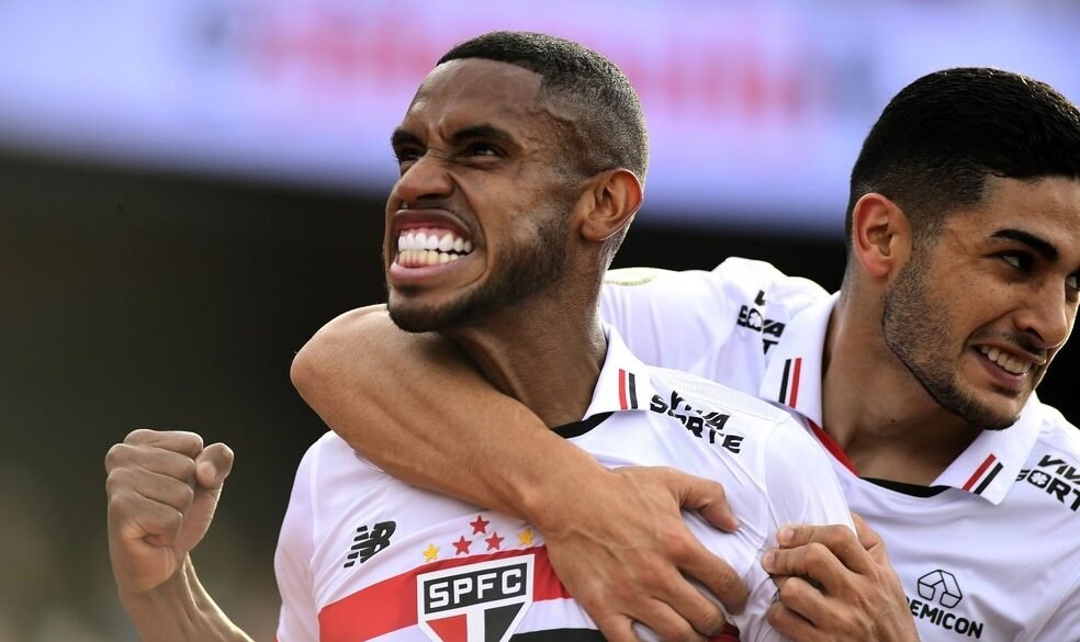 André Silva comemora gol do São Paulo contra o Atlético-GO