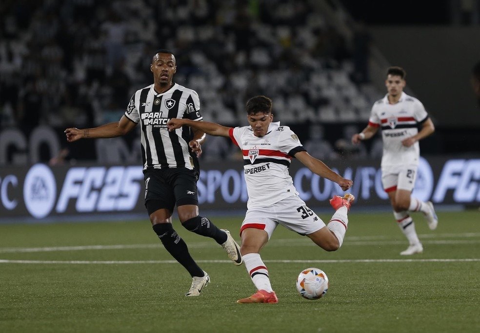 "Jogador de jogo grande": atuação de William Gomes como titular rende elogios no São Paulo
