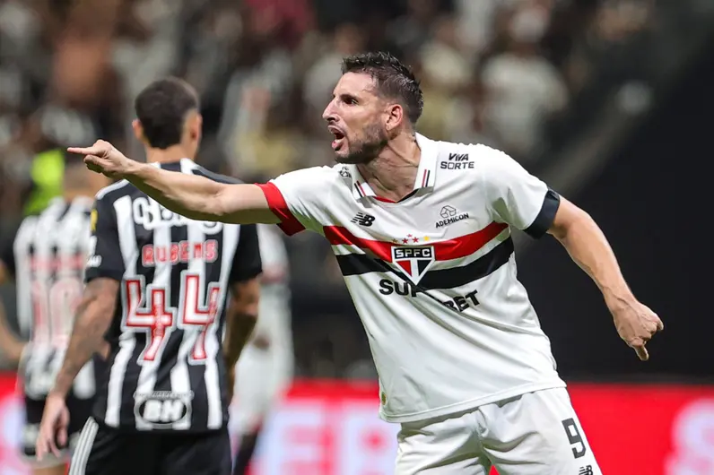 Calleri reclama com arbitragem em Atlético-MG x São Paulo