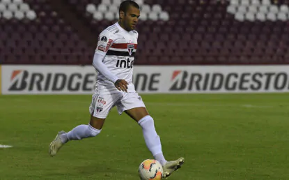 Jornal argentino diz que Daniel Alves teve atuação fraca e o define como sombra no São Paulo