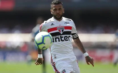 Daniel Alves ironiza torcida do São Paulo em rede social