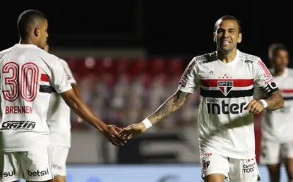 O que está acontecendo com o futebol do Daniel Alves no São Paulo?