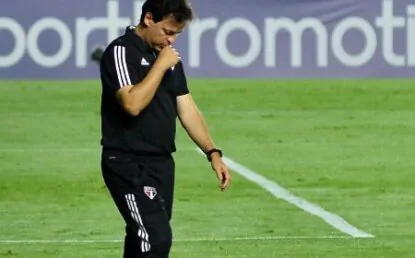 Diniz reclama da arbitragem e diz que time está evoluindo após derrota