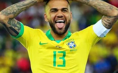 Daniel Alves pode atuar na lateral direita contra o Grêmio