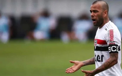 Daniel Alves quer voltar para a lateral após não ser convocado para a seleção