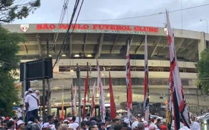 ACOMPANHE AGORA: Torcida do São Paulo faz festa na chegada do time ao Morumbi