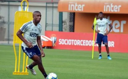 Toró tem proposta do Bahia, mas comissão técnica alega que será útil ao elenco