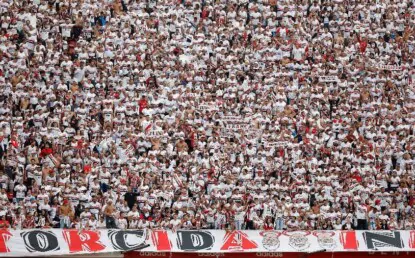 Em apoio, torcida do São Paulo invade aeroporto de Congonhas no embarque da equipe