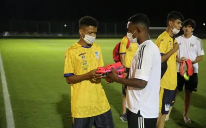 Após goleada, jogadores do sub-17 do tricolor doa chuteiras e luvas