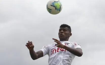 Arboleda relembra polêmica em aposta com camisa do Palmeiras: “Chorei muito”