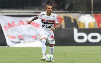 Daniel Alves é desfalque contra o Botafogo após terceiro amarelo; jogador fica livre para clássico