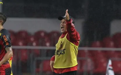 Diniz para Luciano durante o jogo: “Se você tomar cartão amarelo, você está f…”