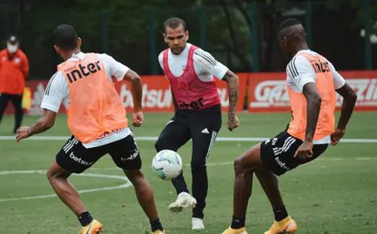 Daniel Alves volta de suspensão; veja o provável time para enfrentar o Corinthians