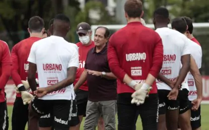 Antes de treino no CT, Muricy conversa com elenco do São Paulo