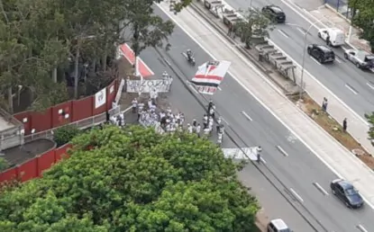 Torcedores são-paulinos jogam milho na entrada do CT em protesto