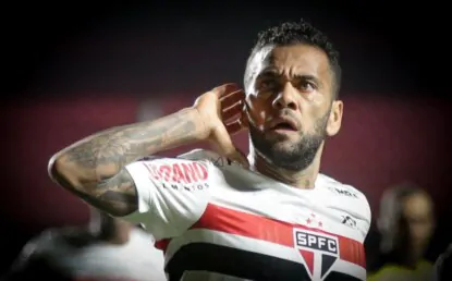 Em rede social, Daniel Alves posta vídeo com recado sobre pressão vivida