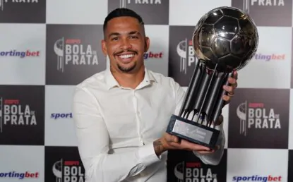 Artilheiro do Brasileirão, Luciano recebe prêmio Bola de Prata