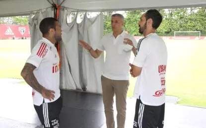 Elenco do São Paulo conversa com Hernán Crespo no CT; fotos
