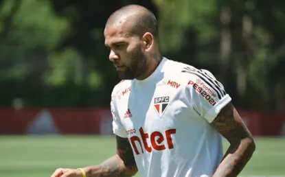 Diretor do São Paulo revela dificuldade para manter Daniel Alves