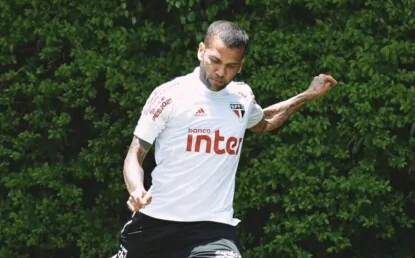 Casares comenta dívida com Daniel Alves e ressalta: “Nós contamos com ele, sim”
