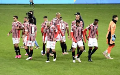 Em jogo frio, São Paulo e Corinthians não saem do zero