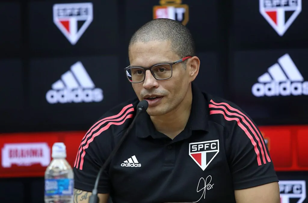 Alex diz que vai deixar São Paulo em 2023 e frustra planos do