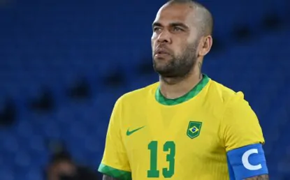 Daniel Alves minimiza declarações dadas e diz que quer jogar clássico: “Vou estar à disposição, mas não escalo o time”