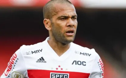 São Paulo deve apresentar proposta à Daniel Alves para quitar valores atrasados; saída do jogador não é descartada