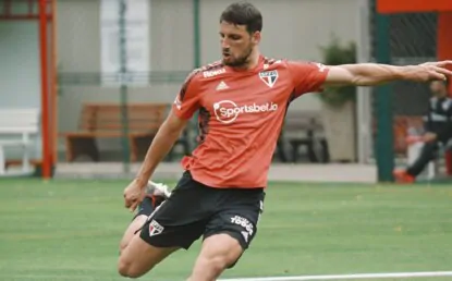 Após preocupar torcida ao sofrer torção de tornozelo, Calleri participa de treino regenerativo no São Paulo