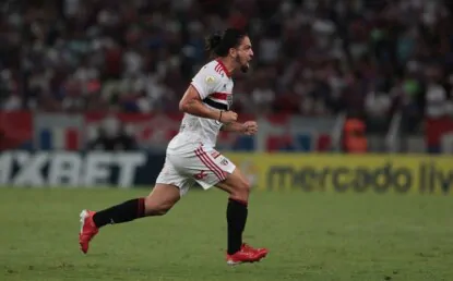 Benitez marca de falta e São Paulo arranca empate diante do Fortaleza