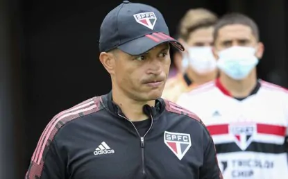 De olho nas equipes principais, Alex revela jogador da base que o São Paulo aposta