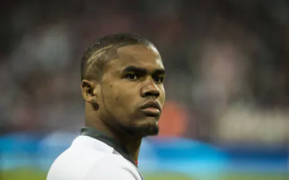 Vice do Grêmio avisa que não vai liberar Douglas Costa de graça: “Vai ser olho no olho”