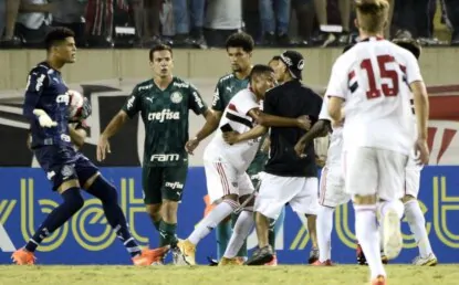 São Paulo pode sofrer grave punição após faca ser arremessada no gramado na Copinha