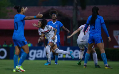 De virada, São Paulo vence Real Brasília e conquista a primeira vitória no Brasileirão Feminino