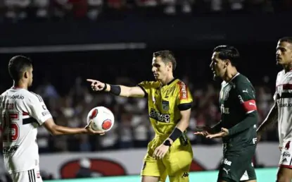 Vídeo e áudios da revisão do VAR em pênalti no Choque-Rei são liberados: “Pega no braço”