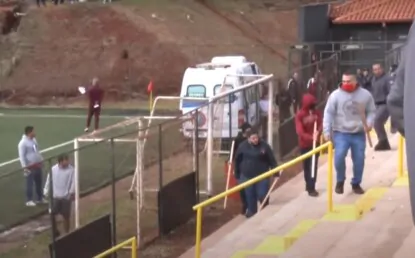 Torcedores do São Paulo fazem emboscada à torcida do Corinthians em jogo do Sub-15; veja o vídeo