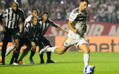 São Paulo x Ceará: árbitro discorda de VAR em lance de pênalti para o São Paulo