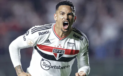 Luciano ativa modo ‘debochado’ e provoca atacante do Atlético-GO: “Respeita isso aqui”