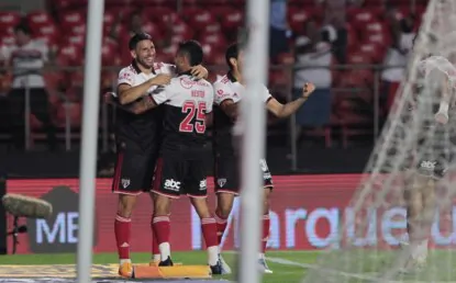 São Paulo vence o Coritiba no Morumbi e encosta no G8 do Brasileirão