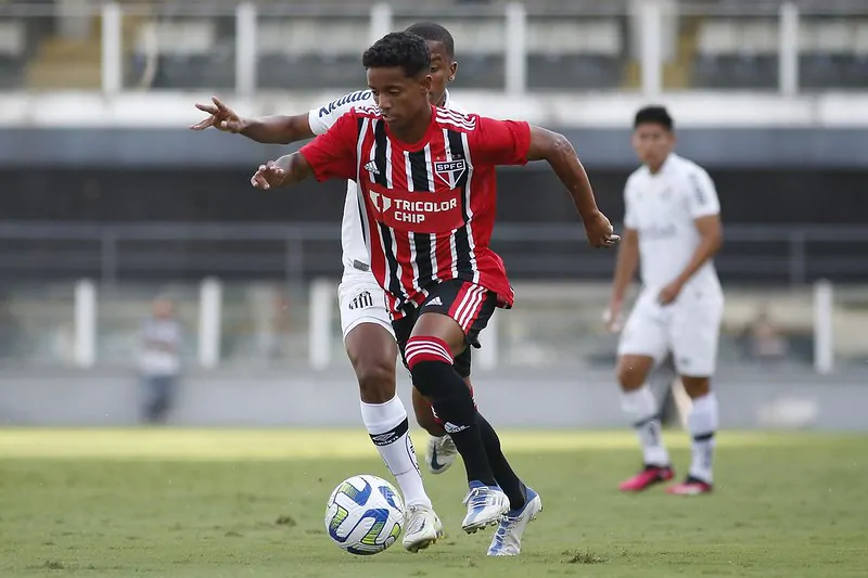 Newerton em ação pelo sub-20 contra o Santos