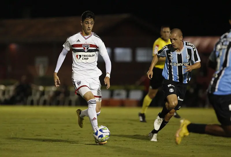 Rodriguinho atuando pelo sub 20 contra o Grêmio 2023