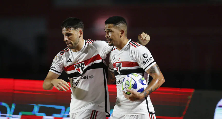 Luciano e Calleri comemoram diante do América-MG pelo Brasileirão